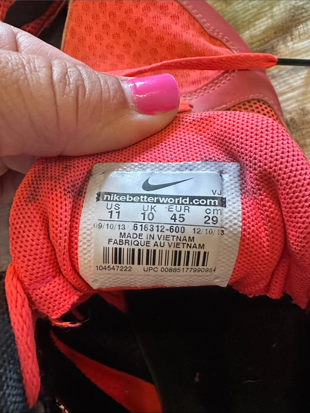 Nike Men's Coral/Black Lightweight Athletic Training Shoes